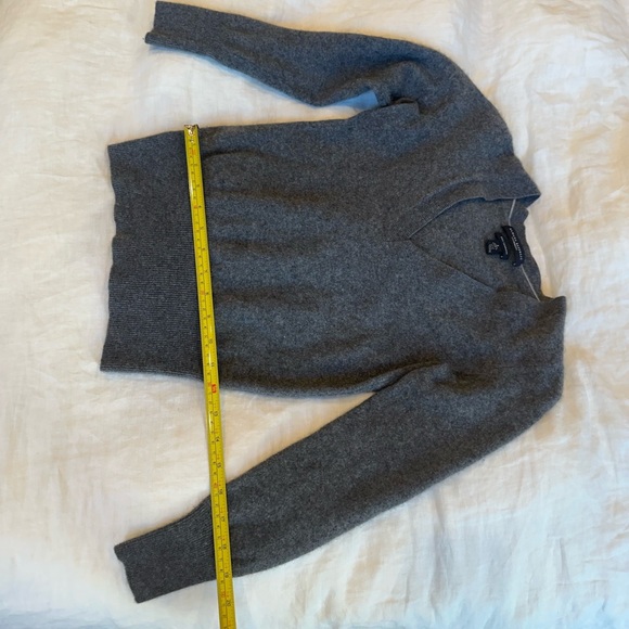 Banana Republic 100% Cashmere V Neck Sweater - Picture 8 of 10
